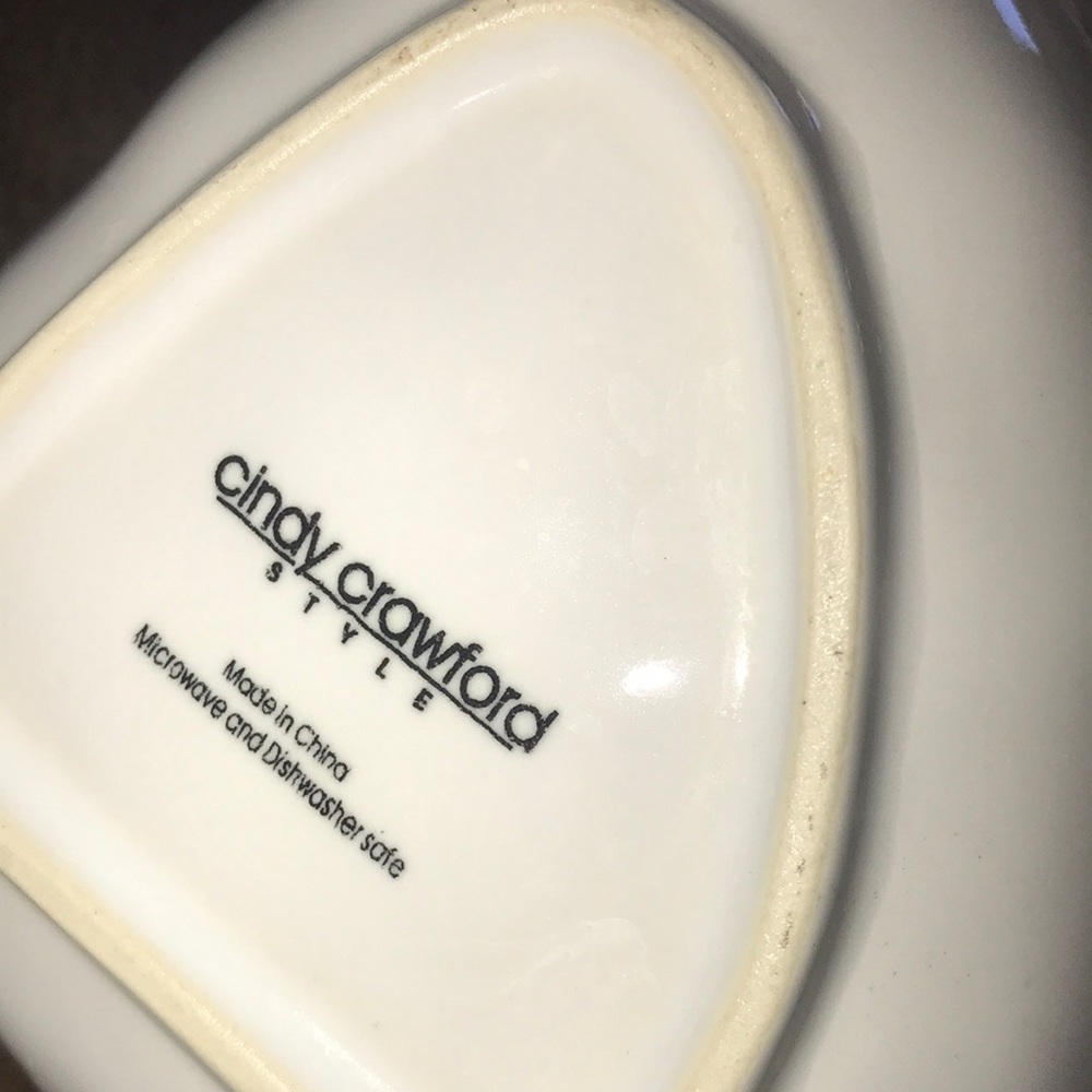 Small white ceramic leaf bowl by Cindy Crawford - Picture 7 of 7